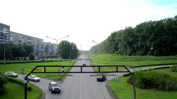 Ryssland Novokuznetsk 2020 Stadsvägar Byter Bilar — Stockvideo