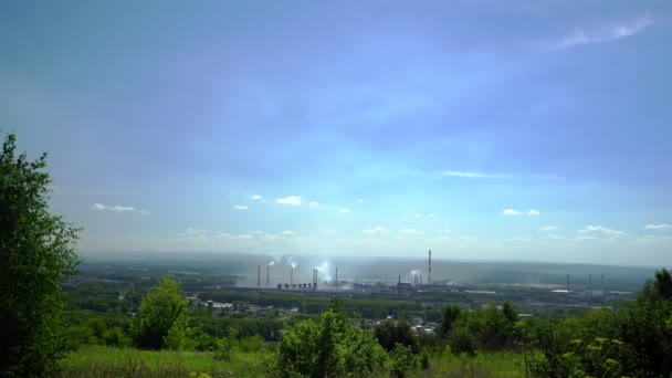 Vista Chimenea Una Planta Industrial — Vídeo de stock