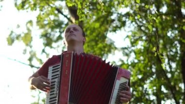 Müzisyen akordeon çalar.