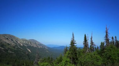 Dağın zirvesi manzaralı bir panorama