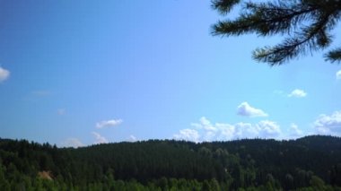 Dağın zirvesi manzaralı bir panorama