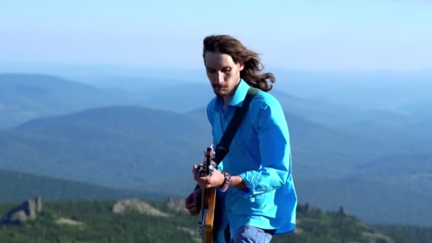 Adam Sahada Gitar Çalıyor — Stok video