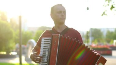 Müzisyen akordeon çalar.