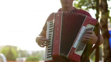 Müzisyen akordeon çalar.