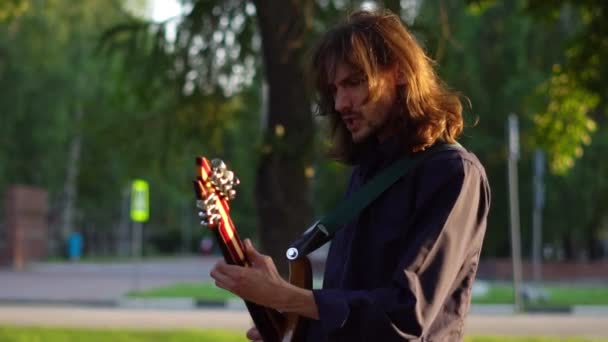 Şarkıcı Mikrofonda Sokakta Şarkı Söylüyor — Stok video