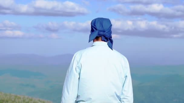 Ένας Άντρας Στέκεται Στην Κορυφή Ενός Βουνού — Αρχείο Βίντεο