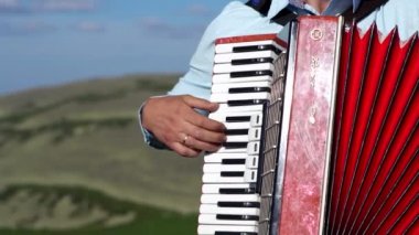 Müzisyen akordeon çalar.