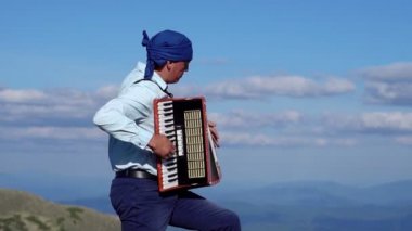 Müzisyen akordeon çalar.