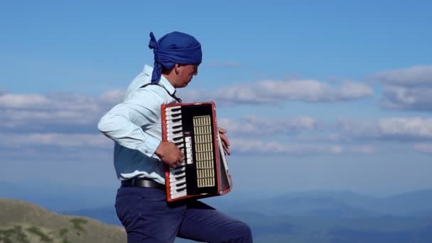 Der Musiker Spielt Akkordeon — Stockvideo