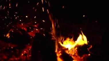 Gece bir ateş yanıyor, kıvılcımlar uçuşuyor