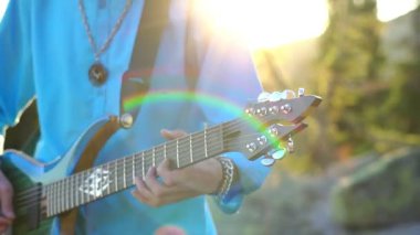 Rusya, Novokuznetsk, 22.05.2020 müzisyen binada gitar çalıyor.
