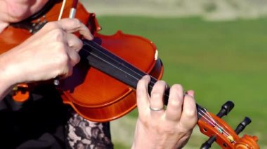 Müzisyen bir kadın keman çalıyor.