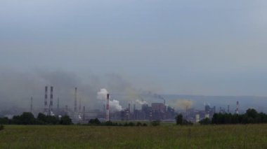 Bir sanayi fabrikasının baca bacası manzarası