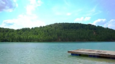 Göl ve dağların manzarası güneşli bir gün