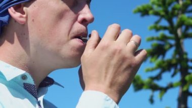 Bir adam arp çalıyor.