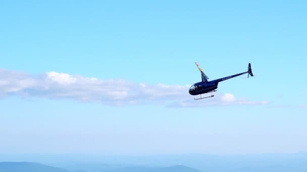 Helicóptero Volando Sobre Las Montañas — Vídeo de stock