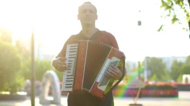 Müzisyen akordeon çalar.