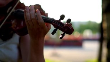 Müzisyen bir kadın keman çalıyor.