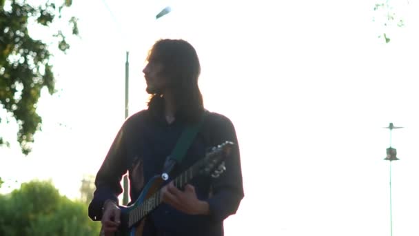 Ο τύπος παίζει κιθάρα στο γήπεδο. — Αρχείο Βίντεο
