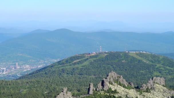 Helicóptero volando sobre las montañas — Vídeo de stock