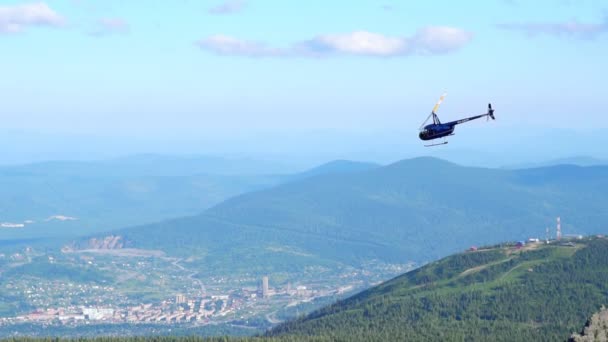 Helikopter die over de bergen vliegt — Stockvideo