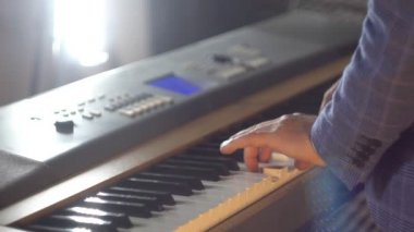 Bir kayıt stüdyosunda piyano çal