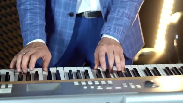 Memainkan piano di sebuah studio rekaman — Stok Video
