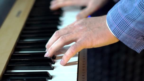 Играть Фортепиано Студии Звукозаписи — стоковое видео