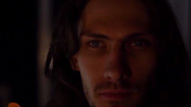 Güzel ışıklandırılmış bir adamın dramatik portresi