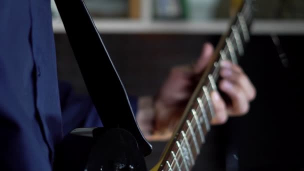 Musiker Spelar Gitarr Inspelningsstudio — Stockvideo