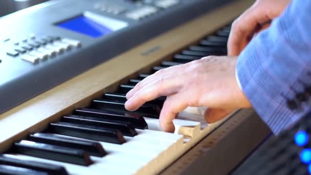在录音室弹钢琴 — 图库视频影像