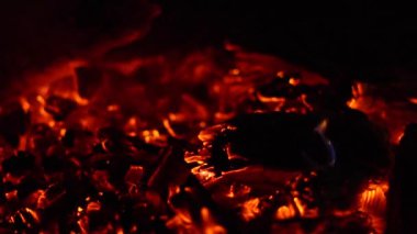 Gece bir ateş yanıyor, kıvılcımlar uçuşuyor