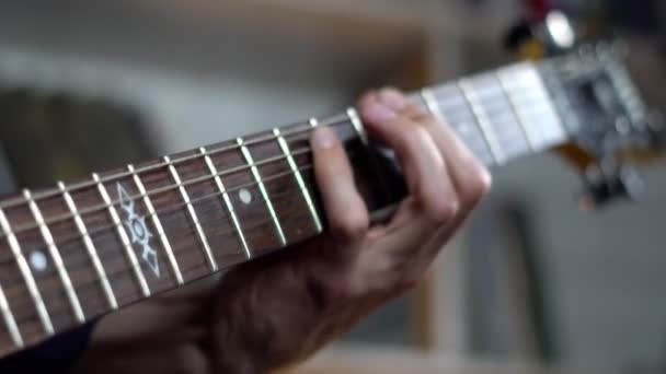 Um músico toca guitarra em um estúdio de gravação — Vídeo de Stock