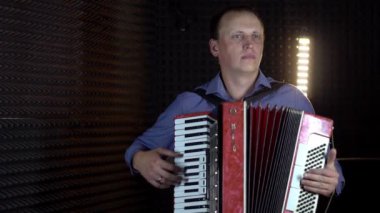 Müzisyen akordeon çalar.