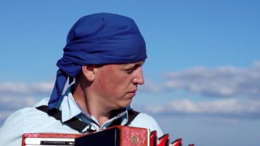 Müzisyen akordeon çalar.