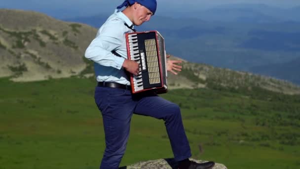 De muzikant speelt accordeon — Stockvideo