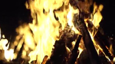 Gece bir ateş yanıyor, kıvılcımlar uçuşuyor