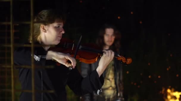 En kvinnlig äldre musiker spelar fiol — Stockvideo