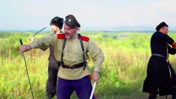 Rusia, Novokuznetsk, - 03 de julio de 2020: Cosacos con espadas en el campo de batalla — Vídeo de stock