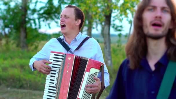 Muzikanten spelen op straat — Stockvideo