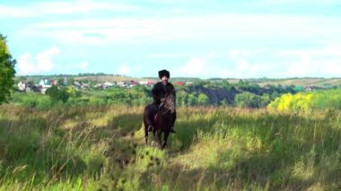 Rusya, Novokuznetsk, - 3 Temmuz 2020: Geleneksel bir kostümle Kazak