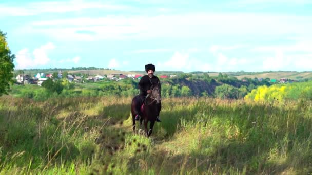 Rusia, Novokuznetsk, - 03 de julio de 2020: Cosaco a caballo con un traje tradicional — Vídeo de stock