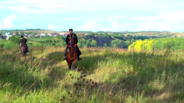 Ρωσία, Novokuznetsk, - Ιούλιος 03, 2020: Κοζάκος σε άλογο με παραδοσιακή στολή — Αρχείο Βίντεο