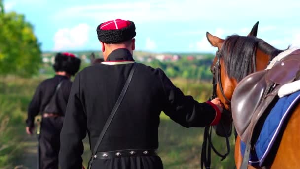 Russie, Novokuznetsk, - 03 JUILLET 2020 : Cosaque à cheval en costume traditionnel — Video