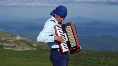 Müzisyen akordeon çalar.