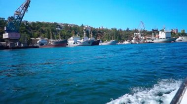 Geminin yanındaki gemiden deniz manzarası