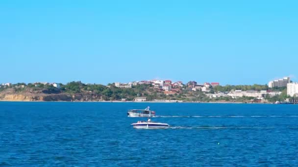 Vista panoramica sul mare e sulla città portuale — Video Stock