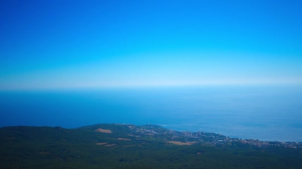 바다와 절벽으로 뒤덮인 파노라마 — 비디오