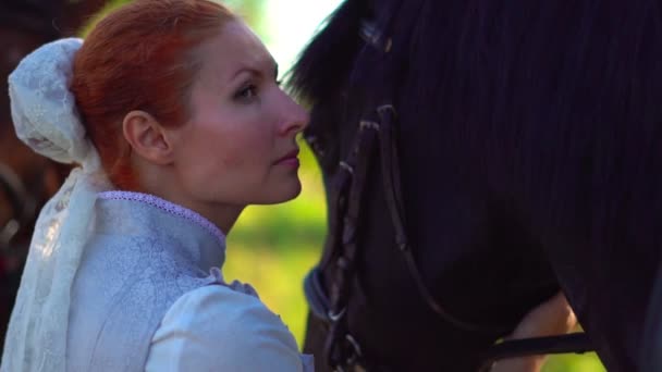 Een Meisje Een Oude Jurk Naast Een Paard — Stockvideo