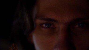 Güzel ışıklandırılmış bir adamın dramatik portresi